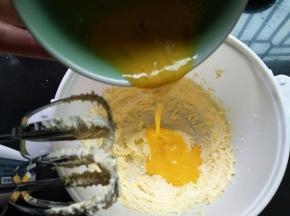 分3次加入鸡蛋液，每加入一次都要打顺滑，再加鸡蛋液