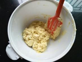 刮板翻拌均匀，看不见干粉，同时预热烤箱180℃