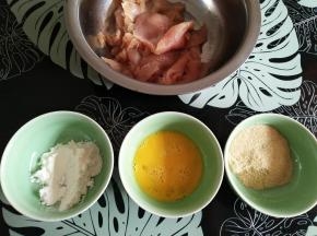 淀粉、鸡蛋液和面包糠