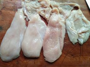 鸡胸肉洗干净，切片