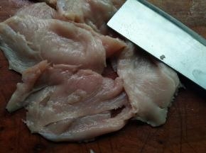 用刀背敲打，使肉更松散