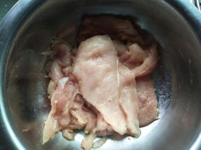 盐、五香粉和孜然粉进行腌肉，其实佐料随自己口味来放，腌制1-2个小时