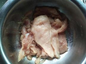 盐、五香粉和孜然粉进行腌肉，其实佐料随自己口味来放，腌制1-2个小时