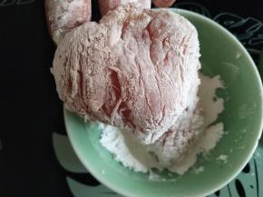 取一片鸡胸肉放淀粉里滚下，抖去多余的淀粉