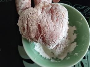 取一片鸡胸肉放淀粉里滚下，抖去多余的淀粉