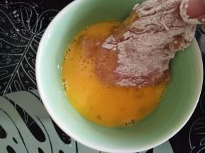 再放鸡蛋液里滚下