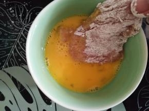 再放鸡蛋液里滚下