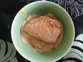 放面包糠里滚下