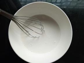 麻薯里除了玉米油以外的材料，全部倒入碗里，搅拌均匀