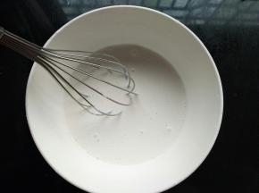 麻薯里除了玉米油以外的材料，全部倒入碗里，搅拌均匀