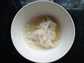 大火蒸10分钟直到没有液体，趁热加入玉米油