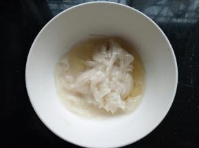 大火蒸10分钟直到没有液体，趁热加入玉米油
