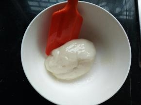 用刮刀不停的翻拌，使玉米油融合麻薯馅中，盖保鲜膜放一边