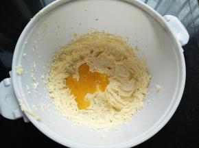 分多次加入鸡蛋液，每加入一次都要搅打均匀，再加下次的鸡蛋液