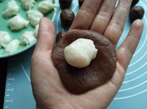 包入麻薯馅（还可以加红豆或者巧克力豆）