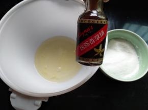 蛋白打入干净的容器里，细砂糖和玉米淀粉混合均匀，同时预热烤箱130℃