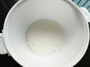 电动打蛋器低速将蛋白打散