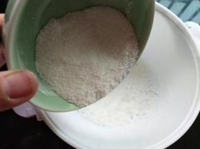 一次性加入混合的糖和玉米淀粉