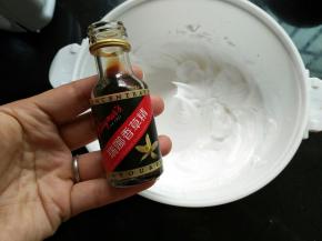 加入香草精翻拌均匀