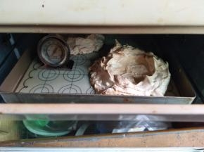 打开一点烤箱门，放烤箱里自然冷却