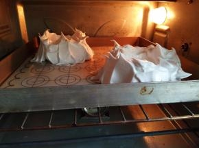 烤箱中层130℃烤70分钟，表面脆脆的即可