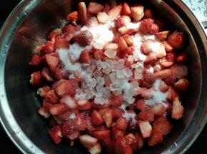 撒细砂糖和冰糖，腌制3-5个小时，可以放冰箱冷藏过夜