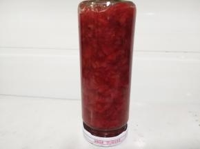 玻璃瓶提前消毒烘干，草莓酱趁热装瓶子，拧紧盖子倒扣