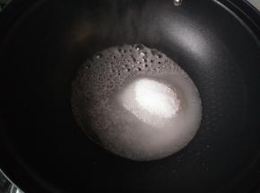 不粘锅里加入细砂糖和水，中火加热