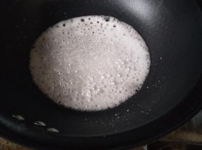 不停的搅拌，冒泡，糖浆稍微有点浓稠，小心别熬过了
