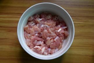 鸡腿去骨去皮后切丁，加油、盐、酱油和淀粉少许拌匀待用