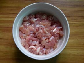 鸡腿去骨去皮后切丁，加油、盐、酱油和淀粉少许拌匀待用