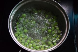 豌豆焯熟，捞出沥水