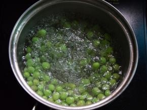 豌豆焯熟，捞出沥水