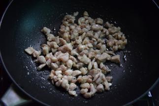 热油锅，先把鸡肉炒至变色