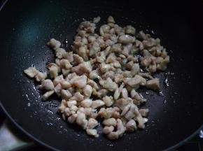 热油锅，先把鸡肉炒至变色