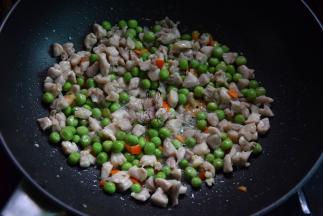 加入豌豆和泡椒炒匀