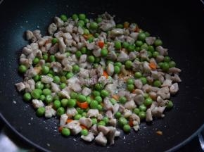 加入豌豆和泡椒炒匀