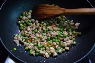 再加入盐、蚝油调味炒匀就可以了