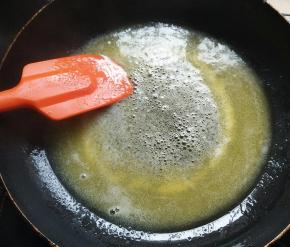 电磁炉小火，黄油倒入不粘锅，融化成液体