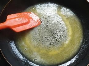 电磁炉小火，黄油倒入不粘锅，融化成液体