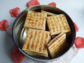 用铁罐子密封保存哦