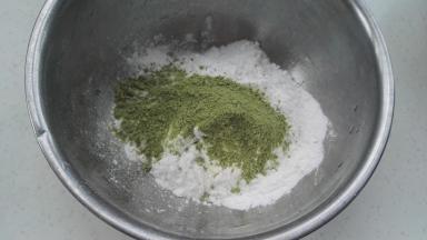 澄粉100g、大麦若叶粉6g倒盆中，用手抽拌匀。