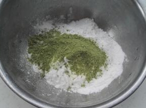 澄粉100g、大麦若叶粉6g倒盆中，用手抽拌匀。