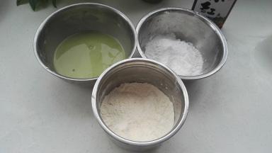 澄粉100g倒一个盆中。澄粉100g、南瓜粉6g倒另外一个盆中，用手抽拌匀。