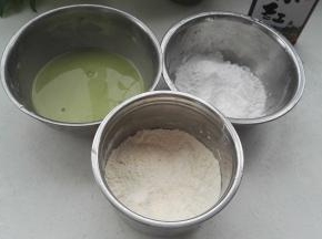 澄粉100g倒一个盆中。澄粉100g、南瓜粉6g倒另外一个盆中，用手抽拌匀。