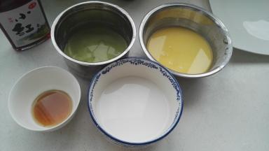 水600g分成3份，分别慢慢倒入3个盆中，边倒水边用手抽拌匀，用滤网过筛，静置5分钟。