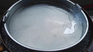 锅中水烧开，把盘子放开水锅中，盖盖隔水蒸两三分钟（此时可以把另外一个罗罗也舀入面浆，待第一个取出，就可直接放入，两个罗罗轮流做省时间)。一透明起大泡就熟了，取出。（我用两个筷子挑的罗罗耳环，注意防烫哈)。