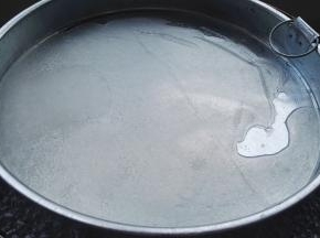 锅中水烧开，把盘子放开水锅中，盖盖隔水蒸两三分钟（此时可以把另外一个罗罗也舀入面浆，待第一个取出，就可直接放入，两个罗罗轮流做省时间)。一透明起大泡就熟了，取出。（我用两个筷子挑的罗罗耳环，注意防烫哈)。