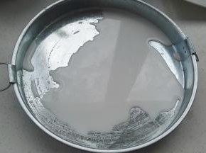 罗罗擦洗干净，用油刷刷一层香油(或其它熟油防粘好揭)、倒入浆液，轻轻晃匀（薄厚你做几张就掌握住了，随意哈)。