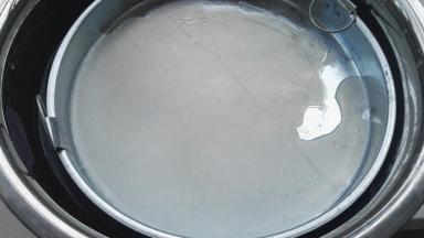 取出放凉水盆过凉，不烧手了揭下既可。蒸好的凉皮放在盘子上，逐张叠放抹香油(或其他熟植物油)、防止粘一起，这次用油刷刷的，没有油刷就用手指沾油抹。